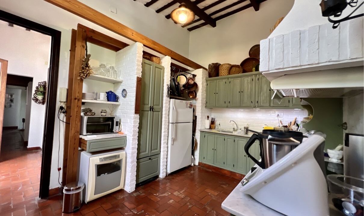 406FDA42-4EAA-44E9-A99F-0CFF114B7386